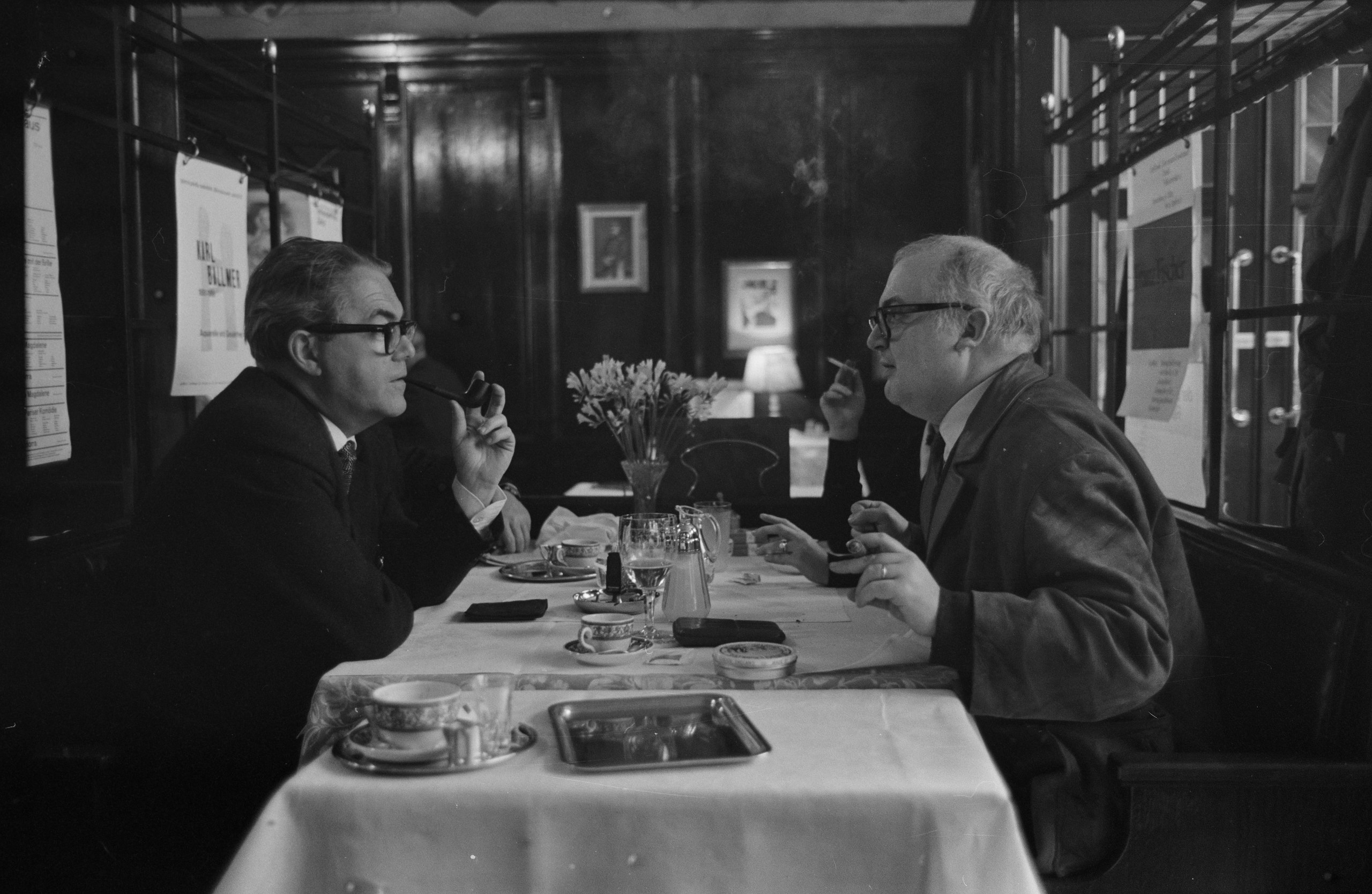 Max Frisch und Friedrich Dürrenmatt in der Kronenhalle in Zürich.  ©Jack Metzger, ETH-Bibliothek, Bildarchiv
